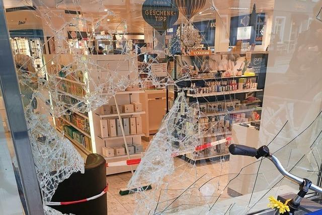 Brachialer Einbruchdiebstahl bei Karstadt in Offenburg