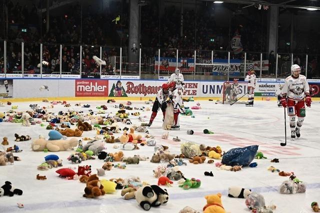 Beim Teddy-Bear-Toss fliegen Tausende Kuscheltiere auf die Eisflche des EHC Freiburg