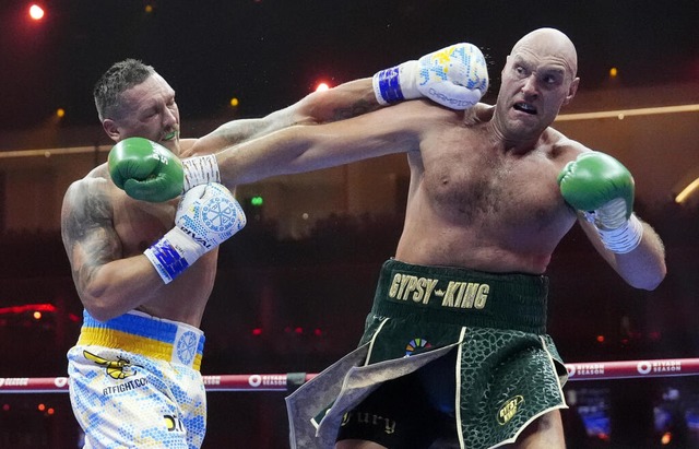 Oleksandr Usyk (links) besiegte Tyson ...reffen der beiden Schwergewichtsboxer.  | Foto: Nick Potts (dpa)