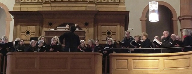 Das Vocalensemble Breisach erffnete d...hringen von der Empore der Kirche aus.  | Foto: Dirk Sattelberger