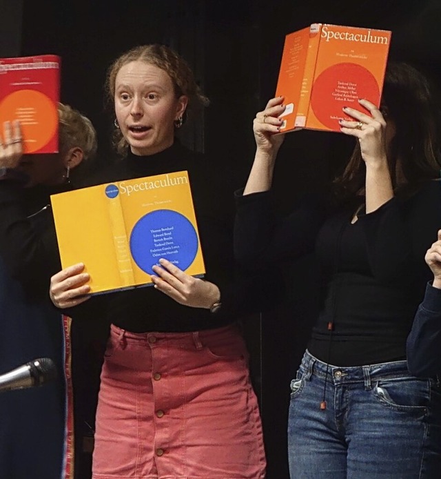 Szenisch stimmte das Theater Tempus Fu...it Lebensgeschichten von Menschen ein.  | Foto: Roswitha Frey