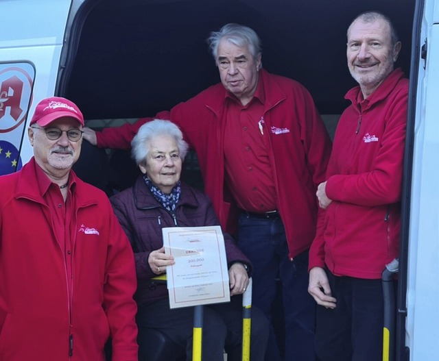 Klaus Strub (von links), stellvertrete...aiber (Fahrer) ber die 200.000 Fahrt.  | Foto: Brgerbusverein