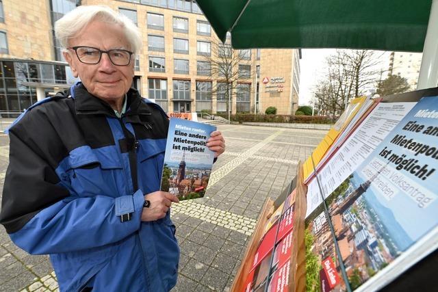 Dieser 84-jhrige Freiburger bert Menschen vor dem Jobcenter