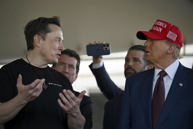 Elon Musk und Donald Trump funken kurz...ie Haushaltsberatungen des Kongresses.  | Foto: Brandon Bell (dpa)