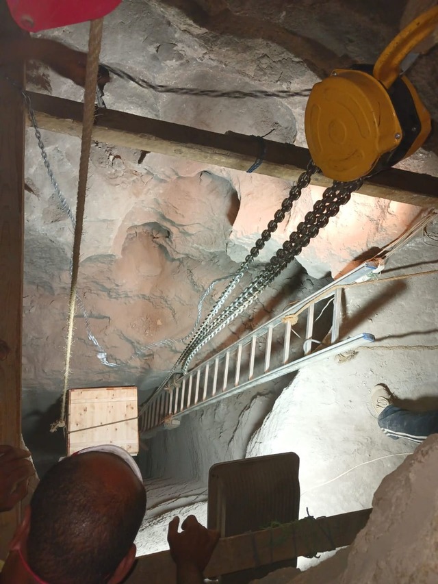 Die Grabkammer befindet sich in der Seite eines rund 14 Meter tiefen Schachts.  | Foto: Mohamed Abdelrahiem/Jochem Kahl, The Asyut Project/dpa