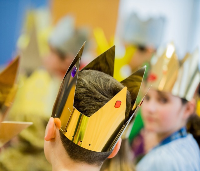 Rund um den Dreiknigstag sind die Sternsinger unterwegs.  | Foto: Rolf Vennenbernd (dpa)