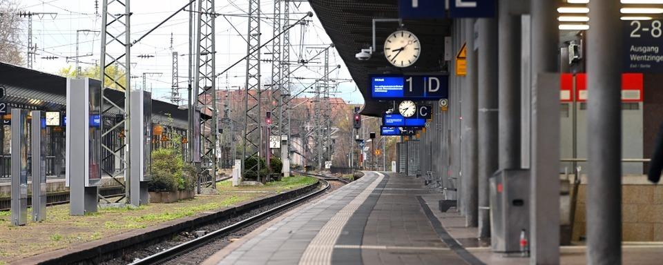 Ein psychisch aufflliger Mann  wird von der Polizei am Freiburger Hauptbahnhof berwltigt