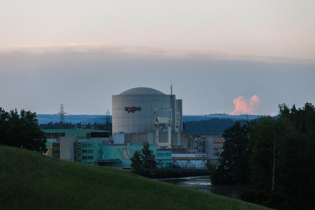 Das Atomkraftwerk Beznau steht im Flus...elt, das 1969 erstmalig ans Netz ging.  | Foto: Philipp von Ditfurth (dpa)