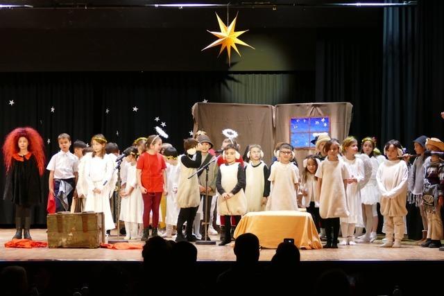 Gefllter Kursaal in Titisee: Hirschbhlschule fhrt ihr traditionelles Weihnachtsmusical auf