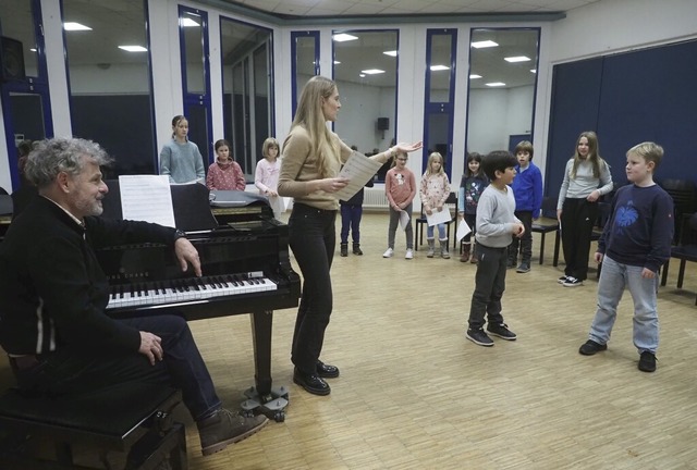 Pfarrerin Antonia Klumbies (Mitte) gib...es Kinderchors im Hintergrund wartet.   | Foto: Boris Burkhardt