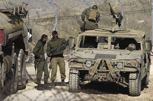 Israelische Soldaten am Grenzzaun zu Syrien  | Foto: Matias Delacroix (dpa)