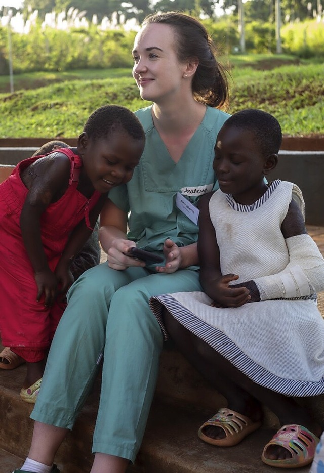 OP-Schwester Annalena Schneider mit ugandischen Kindern in einer Pause.  | Foto: Thomas Winckelmann