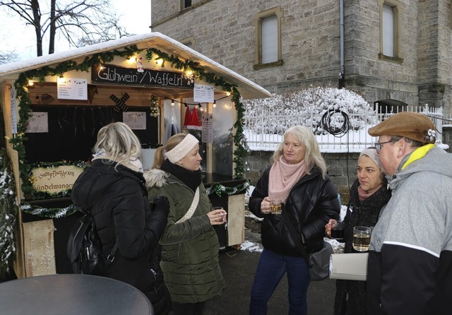 Etliche Grppchen lieen ihren letzten...sem Jahr beim Adventsmarkt ausklingen.  | Foto: Martha Weishaar