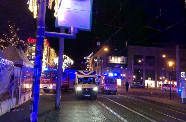 Einsatzkrfte von Rettungsdiensten , P... auf dem Weihnachtsmarkt in Magdeburg.  | Foto: Drthe Hein (dpa)