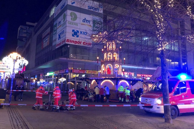 Einsatzkrfte von Rettungsdiensten , P... auf dem Weihnachtsmarkt in Magdeburg.  | Foto: Drthe Hein (dpa)