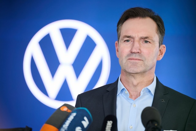 Der Autobauer habe harte Entscheidunge...sen, sagte VW-Markenchef Sch&auml;fer.  | Foto: Annette Riedl/dpa