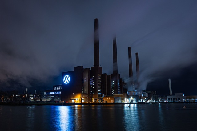 Rund 62.000 Mitarbeiter arbeiten am Wo...er Stammsitz f&uuml;r VW. (Archivbild)  | Foto: Moritz Frankenberg/dpa