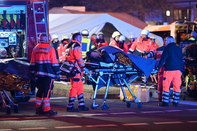 Einsatzkr&auml;fte von Rettungsdienste... auf dem Weihnachtsmarkt in Magdeburg.  | Foto: Heiko Rebsch/dpa