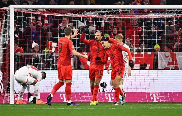 Der starke Jamal Musiala (r) macht den Anfang - nach 29 Sekunden.  | Foto: Tom Weller/dpa