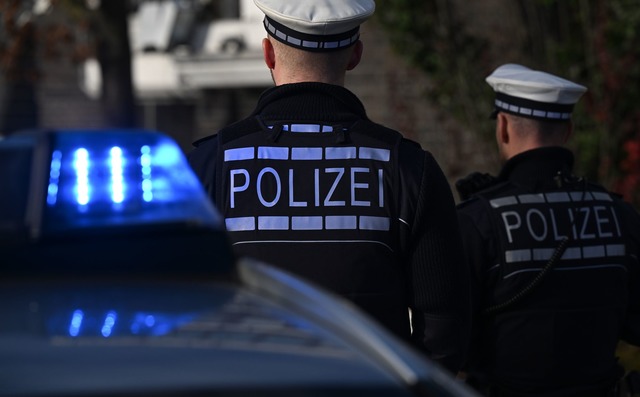 Die Polizei nahm den Unfall auf der Bundesstra&szlig;e auf. (Symbolbild)  | Foto: Bernd Wei&szlig;brod/dpa