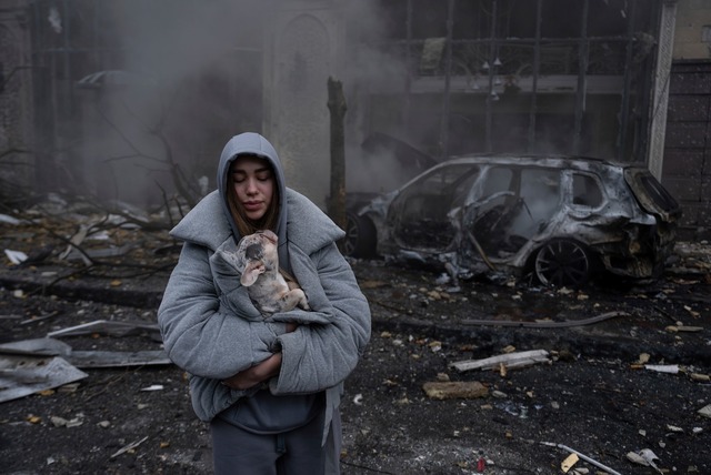 Ein russischer Raketenangriff hat in Kiew schwere Sch&auml;den angerichtet.  | Foto: Alex Babenko/AP/dpa