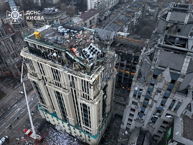 Mehrere Botschaften in einem Kiewer B&...rogeb&auml;ude wurden besch&auml;digt.  | Foto: Uncredited/Ukrainian Emergency Service/AP/dpa