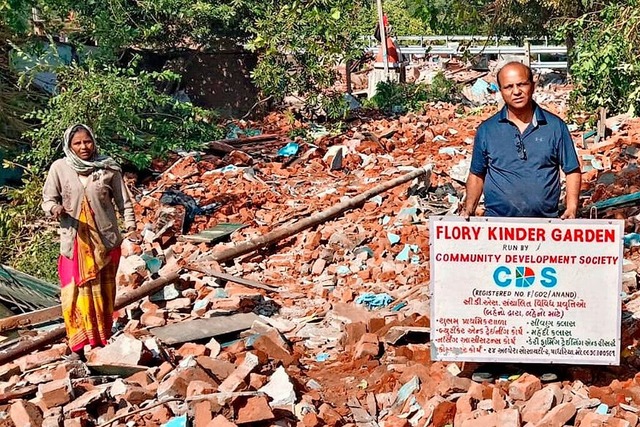 Projektleiter Manoj Macwan mit dem Schild der ehemaligen Vorschule im Slum.  | Foto: Manoj Macwan (CDS)