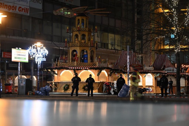 Die Polizei ist am Weihnachtsmarkt im ...ahrer in eine Menschengruppe gefahren.  | Foto: Hendrik Schmidt (dpa)