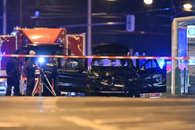 Ein Auto, mit dem ein Tter in eine Me...offenen Tren in der Nhe des Tatorts.  | Foto: Hendrik Schmidt (dpa)