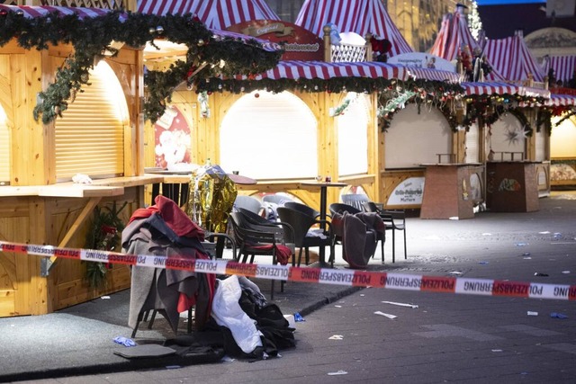 Ein Absperrband der Polizei hngt vor dem Eingang zum Weihnachtsmarkt.  | Foto: Sebastian Kahnert (dpa)