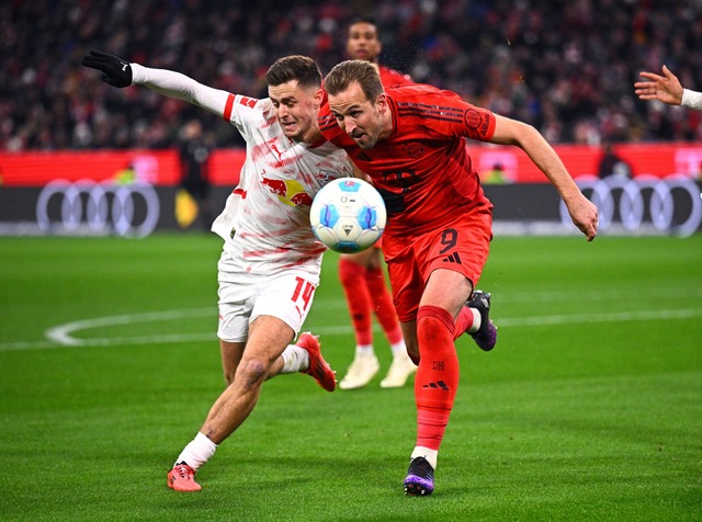 Harry Kane (r), hier im Zweikampf mit ... Offensiv-Abteilung des FC Bayern gut.  | Foto: Tom Weller/dpa