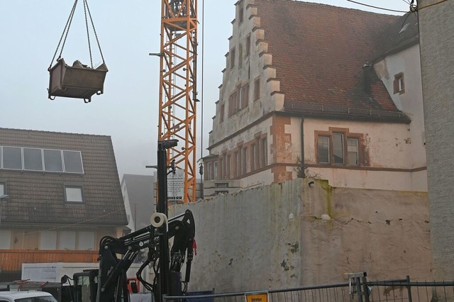 Der Erdaushub wird in kleinen Portione...eitet und auf Belastungen untersucht.   | Foto: Reinhold John