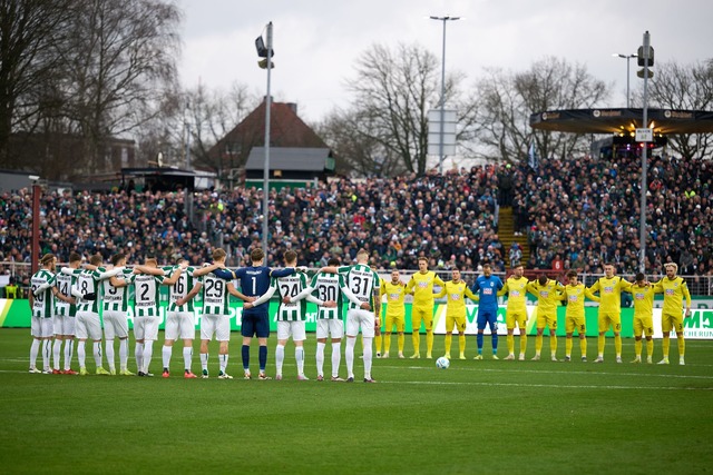 Auch in M&uuml;nster gedachten Spieler...den Opfern des Anschlags in Magdeburg.  | Foto: Bernd Thissen/dpa