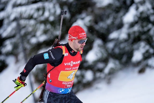 Danilo Riethm&uuml;ller l&auml;uft in der Verfolgung ganz weit nach vorne.  | Foto: Matthias Schrader/AP/dpa