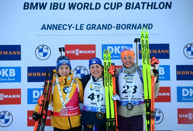 Franziska Preu&szlig; (l) feiert nach ...Sprint einen Erfolg in der Verfolgung.  | Foto: Olivier Chassignole/AFP/dpa