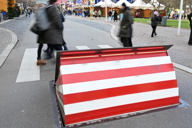 Betonpoller sollen den Weihnachtsmarkt in Stuttgart schtzen.  | Foto: Marius Bulling