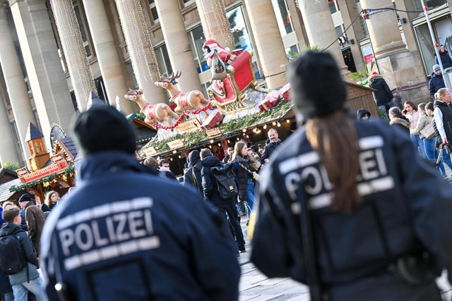 Zwei Polizisten im Einsatz auf dem Stu...r Weihnachtsmarkt am heutigen Samstag.  | Foto: Marius Bulling (dpa)