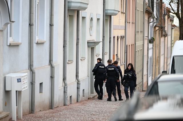 Polizisten durchsuchen ein Wohnhaus in...her Facharzt im Ma&szlig;regelvollzug.  | Foto: Heiko Rebsch/dpa