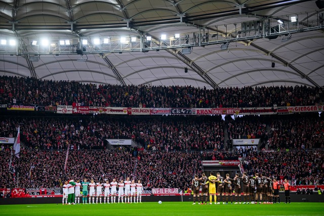 Schweigeminute vor dem Spiel in Stuttgart.  | Foto: Tom Weller/dpa