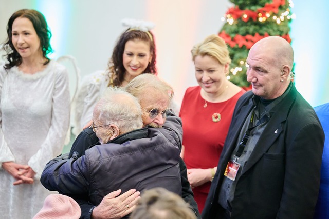 Darf endlich wieder seine G&auml;ste b...o&szlig;en Feier herzen: Frank Zander.  | Foto: Annette Riedl/dpa