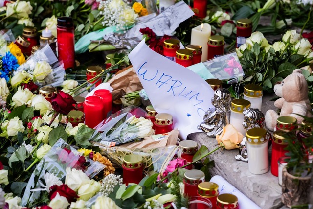 "Warum?" steht auf einem Zettel an ein... die Toten und Verletzten der Attacke.  | Foto: Christoph Soeder/dpa