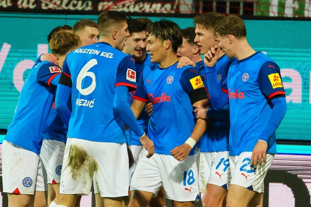 Kiels Shuto Machino (M) bejubelt seinen Treffer zum 4:1 mit der Mannschaft.  | Foto: Frank Molter/dpa