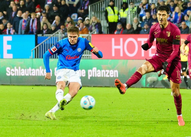 Kiels Phil Harres (l) trifft zum 3:1.  | Foto: Frank Molter/dpa