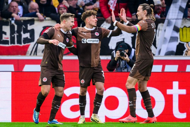 Johannes Eggestein (l) traf f&uuml;r St. Pauli beim VfB.  | Foto: Tom Weller/dpa