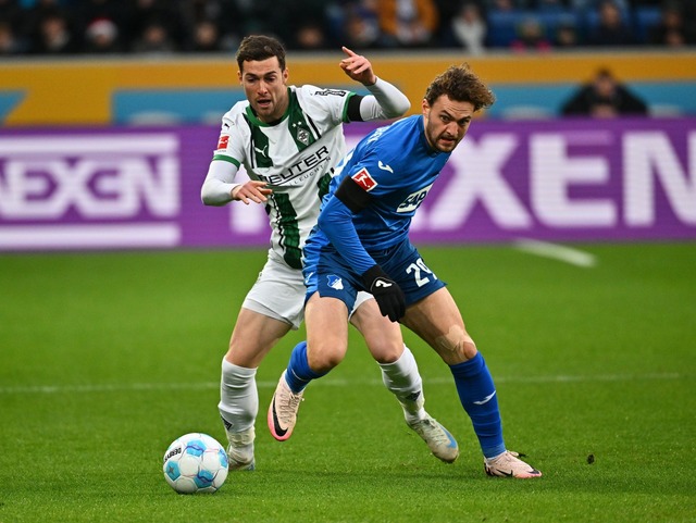 Bruun Larsen (r) und Joe Scally k&auml;mpfen um den Ball.  | Foto: Jan-Philipp Strobel/dpa