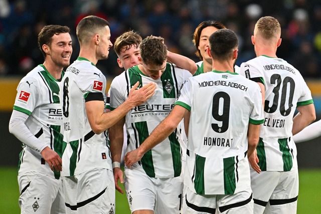 Philipp Sanders (M) erstes Bundesliga-Tor f&uuml;r die Borussia.  | Foto: Jan-Philipp Strobel/dpa