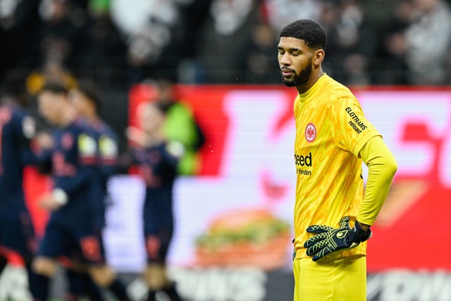 Eintracht Frankfurts Torwart Kaua Sant...die Niederlage gegen den FSV Mainz 05.  | Foto: Uwe Anspach/dpa