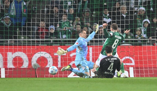 Mitchell Weiser (M) und Werder Bremen sind weiter auf Kurs.  | Foto: Carmen Jaspersen/dpa