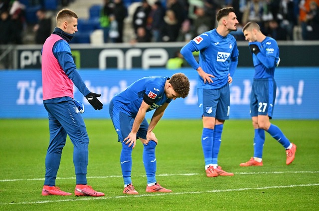 Frustrierte Hoffenheimer Profis nach dem 1:2 gegen Gladbach.  | Foto: Jan-Philipp Strobel/dpa