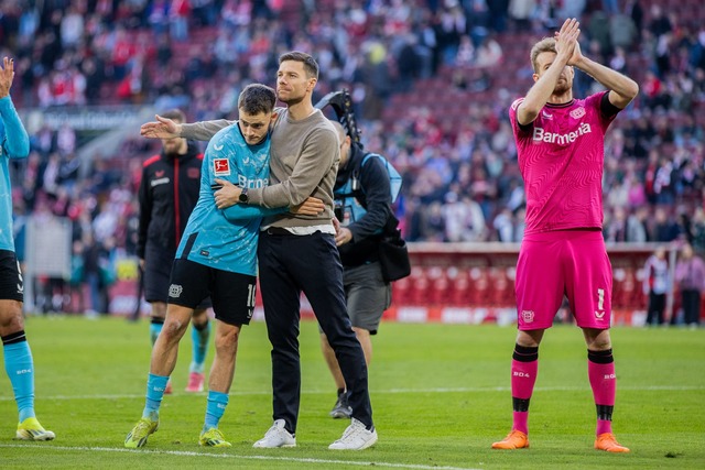 Bleibt das Leverkusener Erfolgsduo? - Florian Wirtz (l) und Xabi Alonso (M).  | Foto: Rolf Vennenbernd/dpa